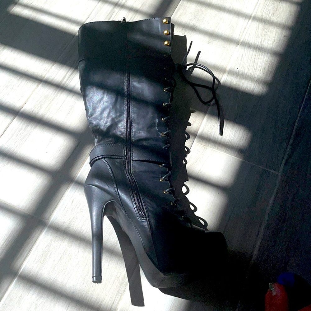 I’m a selling black knee high boots with laces